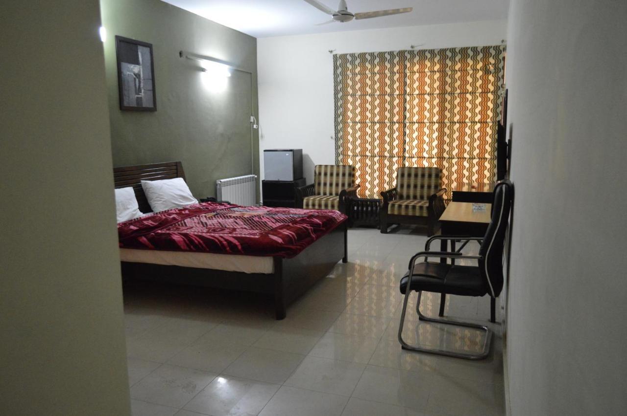 Royal Manor F-10 Bed & Breakfast Islamabad Ngoại thất bức ảnh