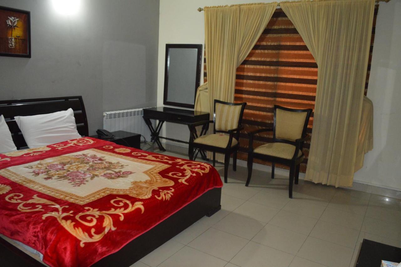Royal Manor F-10 Bed & Breakfast Islamabad Ngoại thất bức ảnh