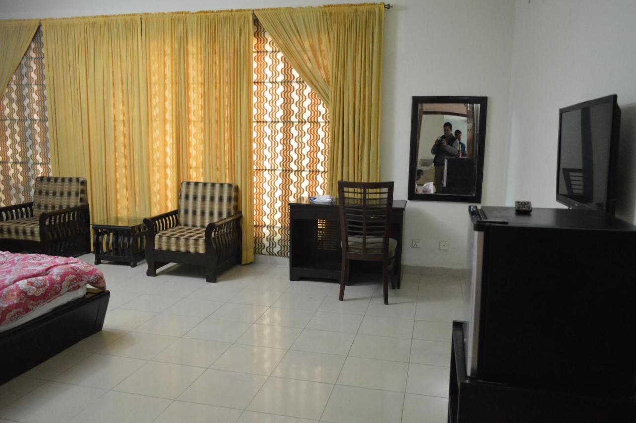 Royal Manor F-10 Bed & Breakfast Islamabad Ngoại thất bức ảnh
