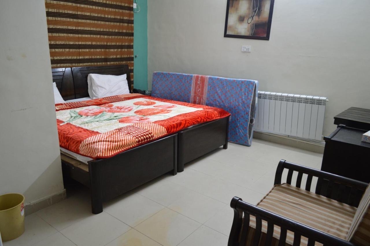 Royal Manor F-10 Bed & Breakfast Islamabad Ngoại thất bức ảnh